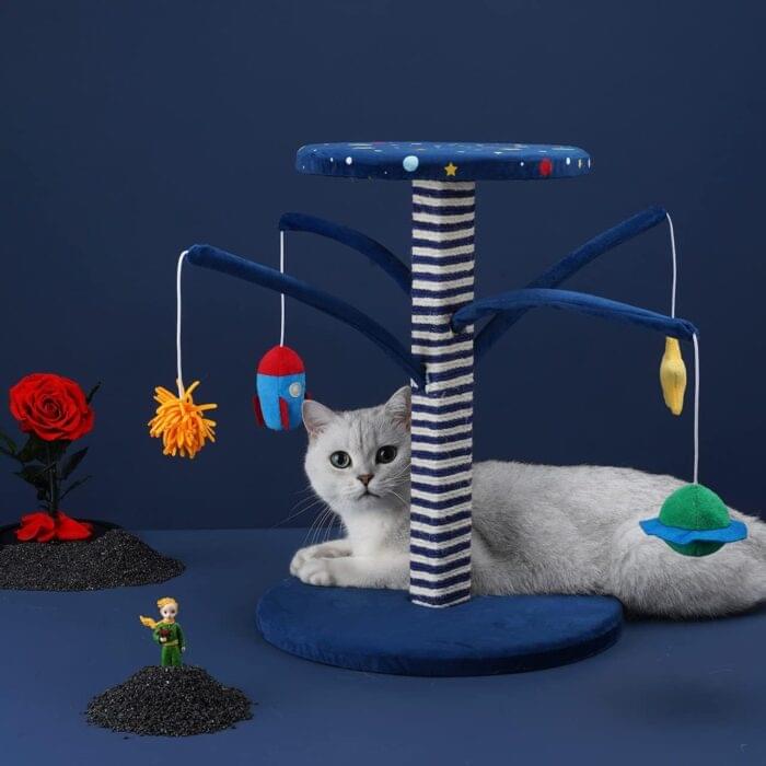 estrellados con juguetes espaciales. poste rascador para gatos - Altura: 17 pulgadas